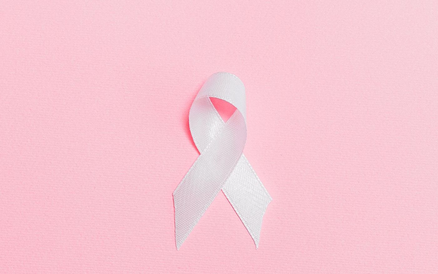 Listón rosa sobre fondo rosa, símbolo de la sensibilización sobre el cáncer de mama