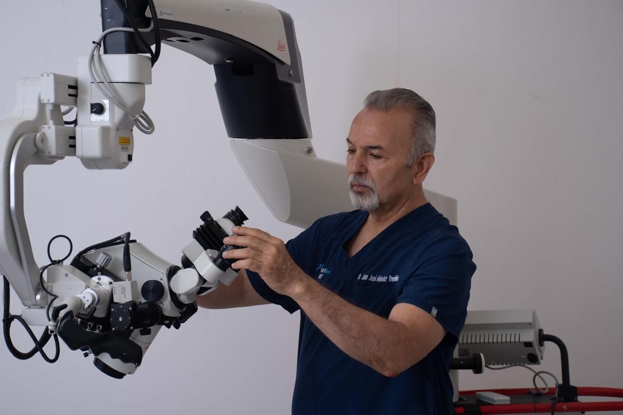 Dr. Méndez with the surgical microscope